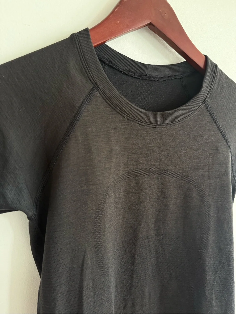 lululemon athletica Black Short Sleeve Performance Tee with Back Logo - Picture 2 of 6